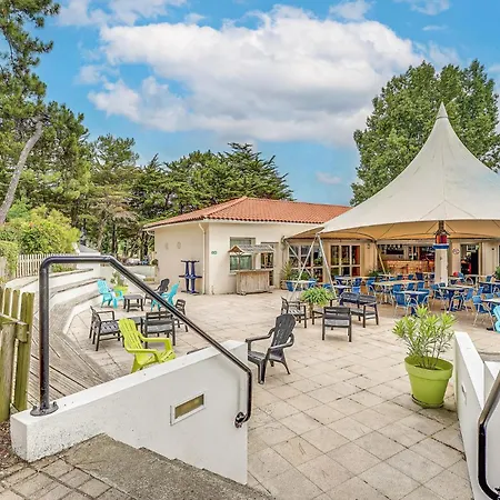 2 Bedroom Amazing In Holiday home La Faute-sur-Mer